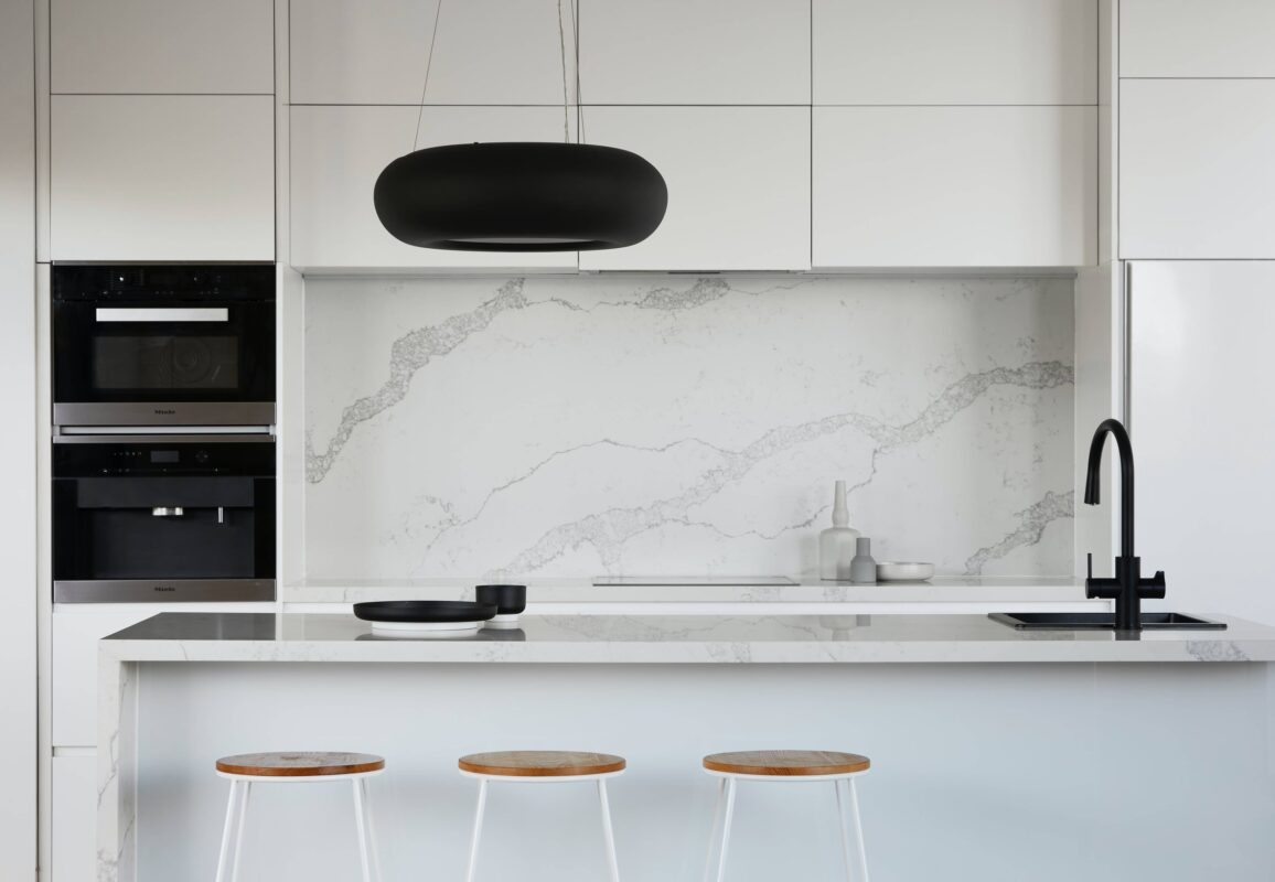 Phòng bếp minimalism với tone màu trắng chủ đạo