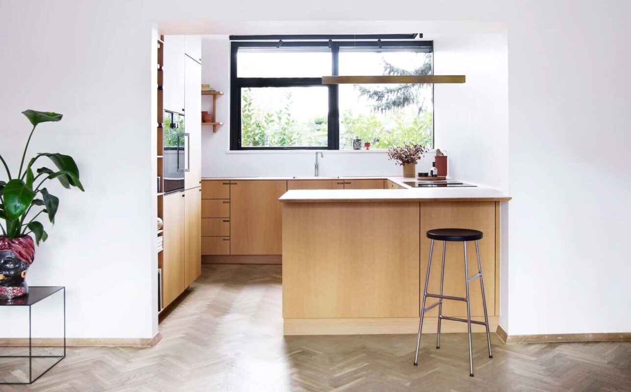 Phòng Bếp minimalism tận dụng đảo bếp và chất liệu gỗ