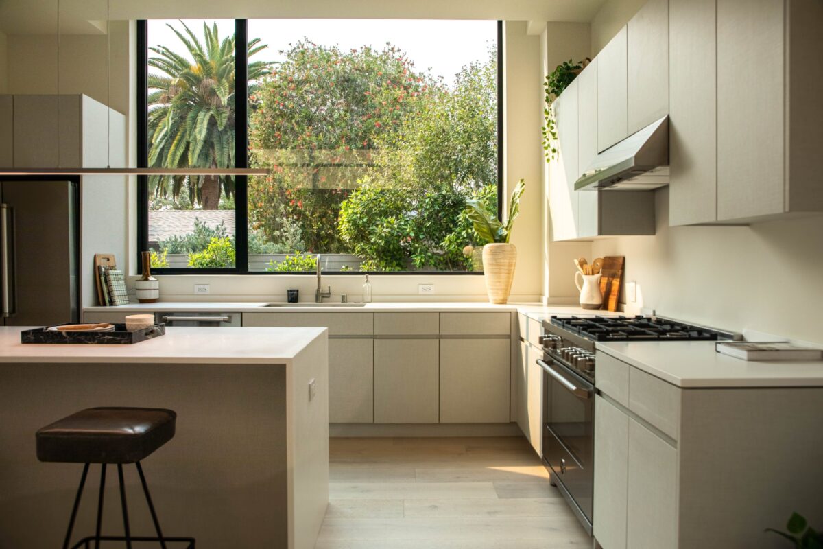 Phòng bếp minimalism với cửa sổ lớn và đảo bếp