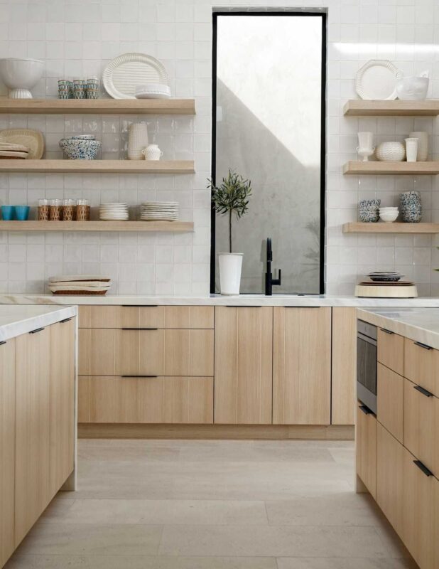 Phòng bếp phong cách minimalism với kệ mở và ánh sáng tự nhiên