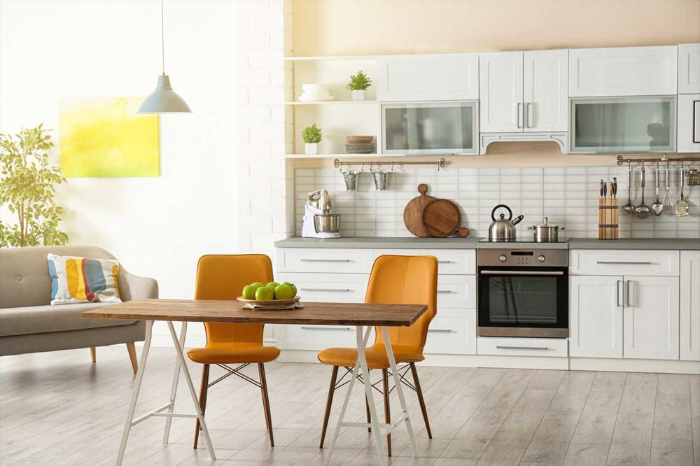 Bố trí đèn và cửa sổ để tăng ánh sáng cho phòng khách và bếp liên thông