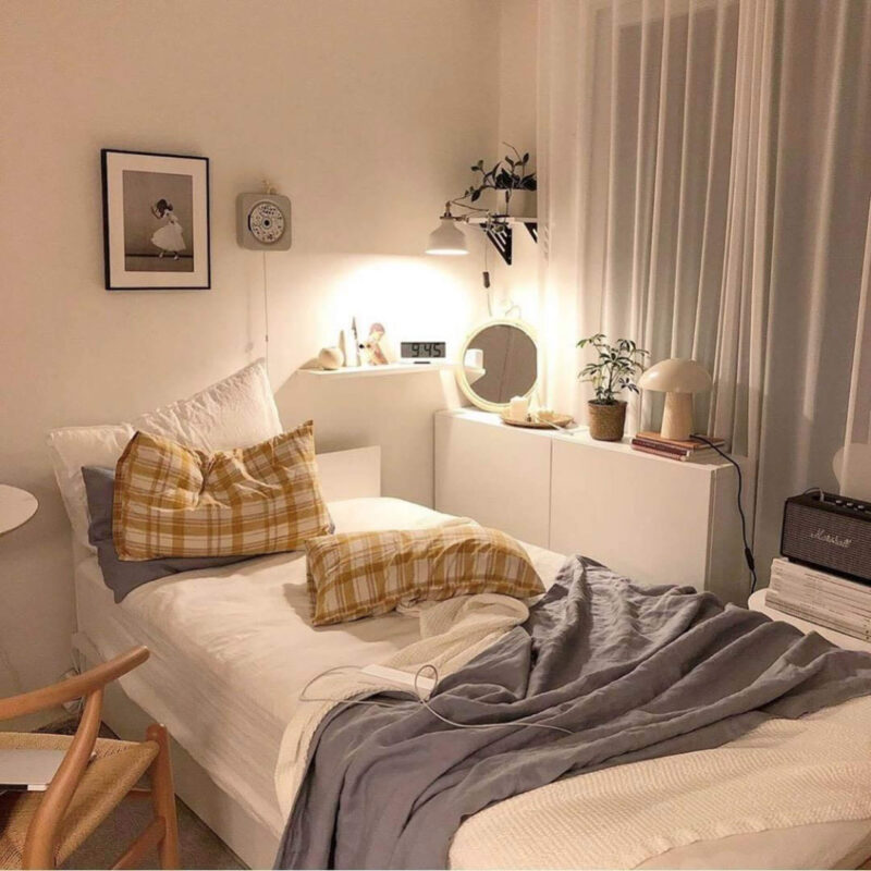 Phòng ngủ nhỏ phong cách Minimalism được trang trí tường tạo điểm nhấn cho căn phòng