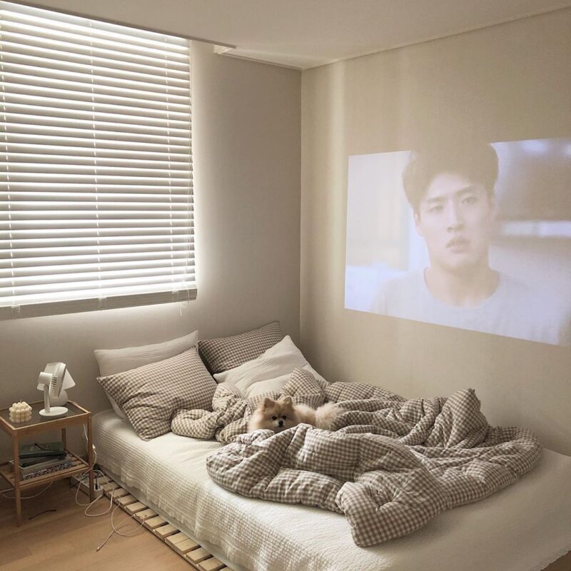 Phòng ngủ nhỏ phong cách Minimalism kết hợp ánh sáng tự nhiên và máy chiếu ở tường