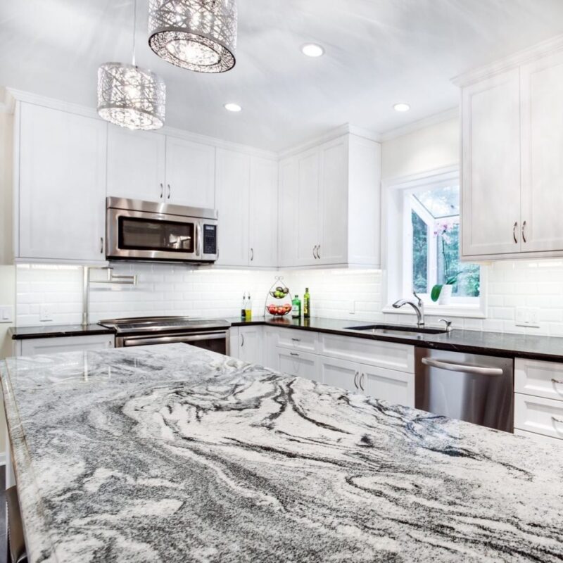 Cách phối màu cho phòng bếp theo tone trắng chủ đạo kết hợp đá granite